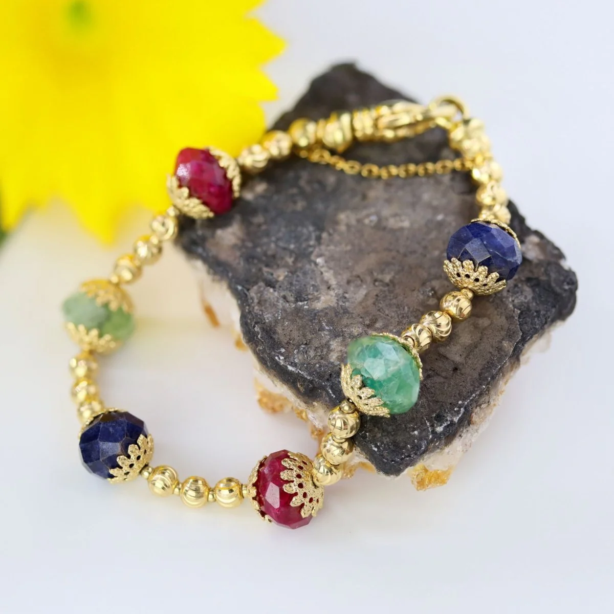 Bracelet or jaune et perles de rubis saphirs émeraudes en or jaune - Image 3