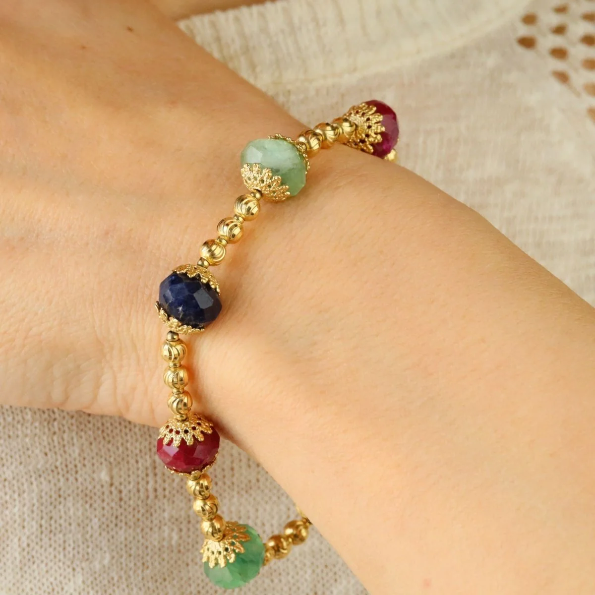 Bracelet or jaune et perles de rubis saphirs émeraudes en or jaune - Image 7