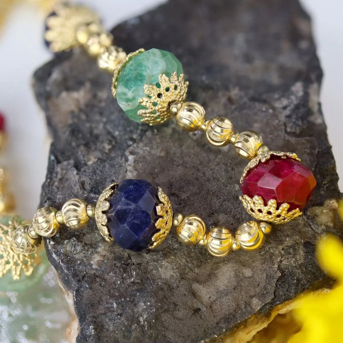 Bracelet or jaune et perles de rubis saphirs émeraudes en or jaune - Image 8