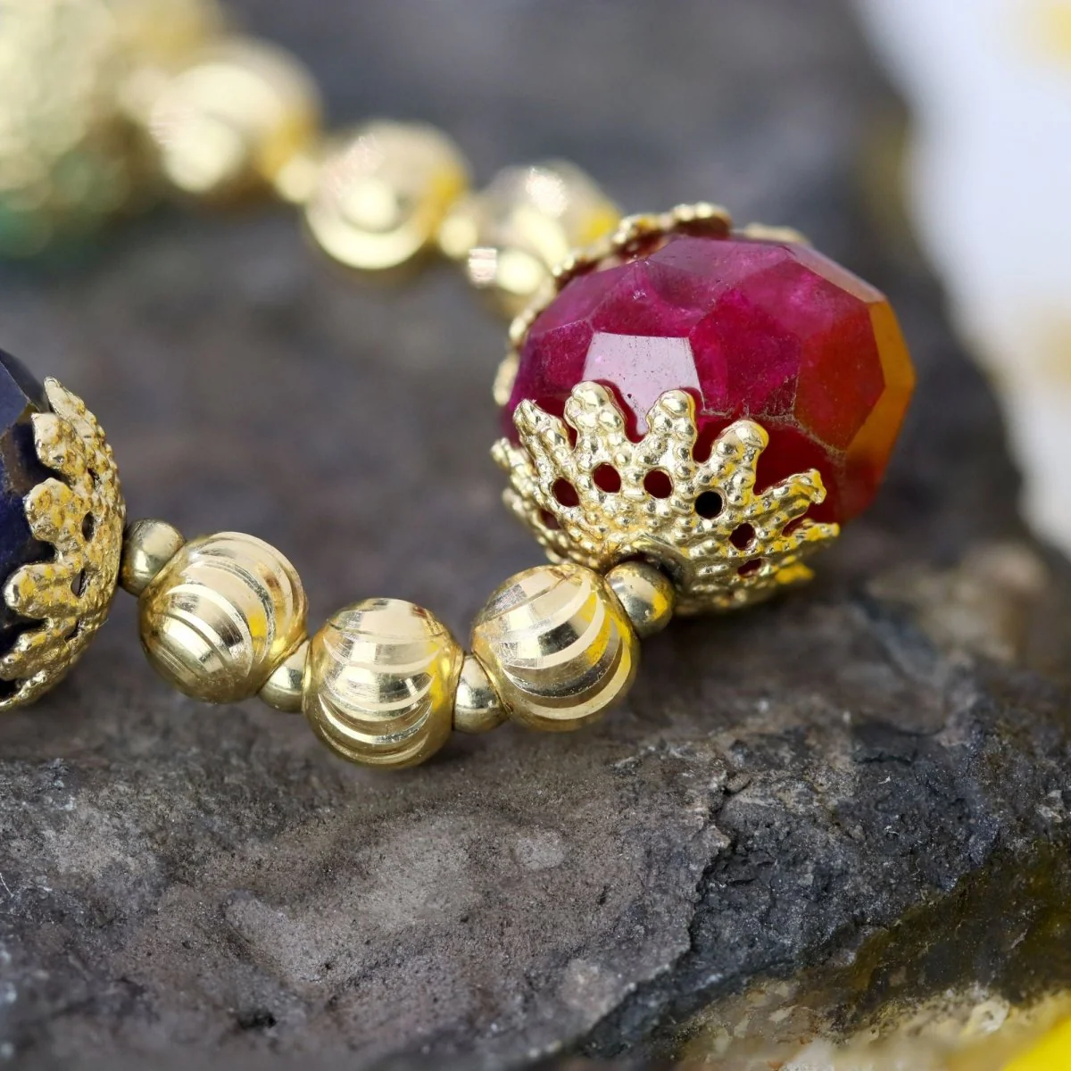 Bracelet or jaune et perles de rubis saphirs émeraudes en or jaune - Image 9
