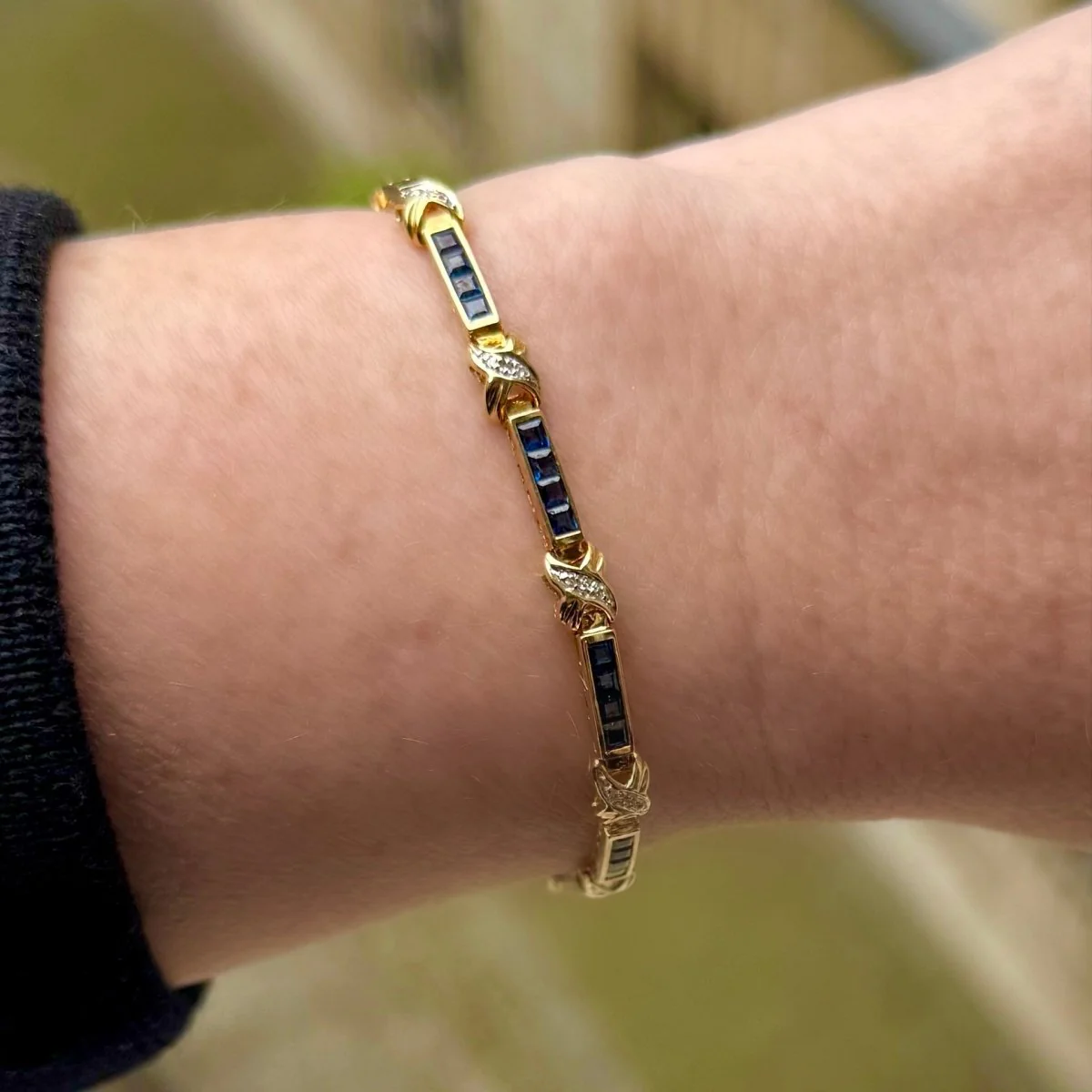 Bracelet souple en or jaune, saphirs et diamants - Image 2