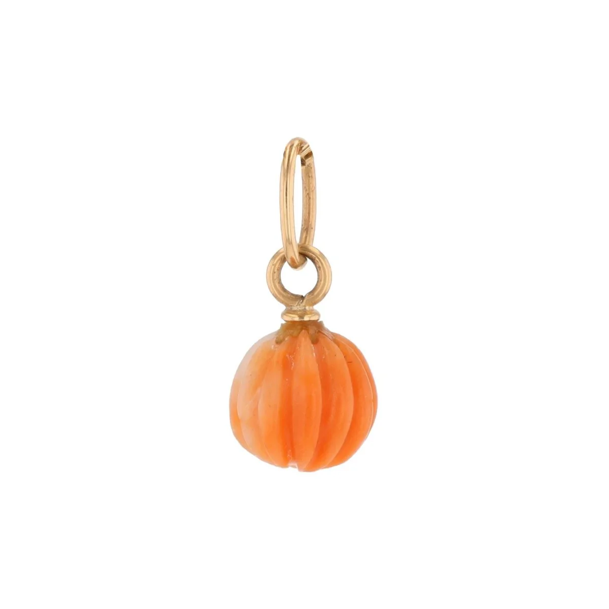 Pendentif en or jaune et corail gravé