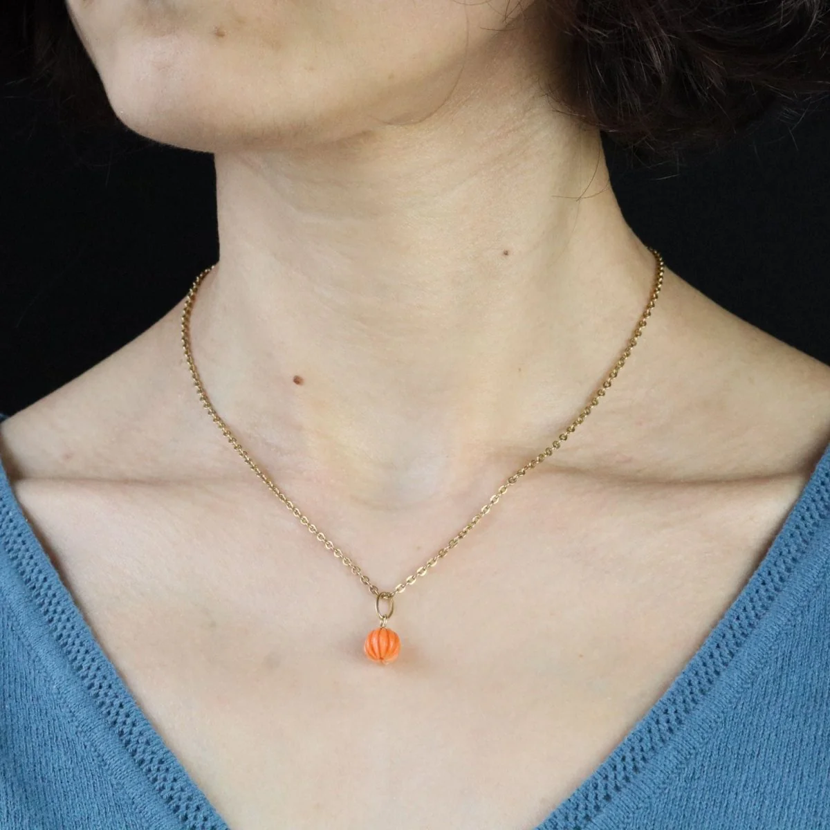 Pendentif en or jaune et corail gravé - Image 2
