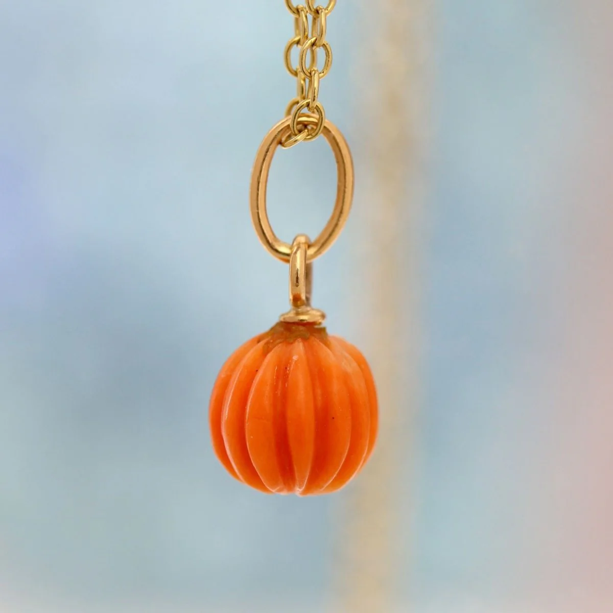 Pendentif en or jaune et corail gravé - Image 3