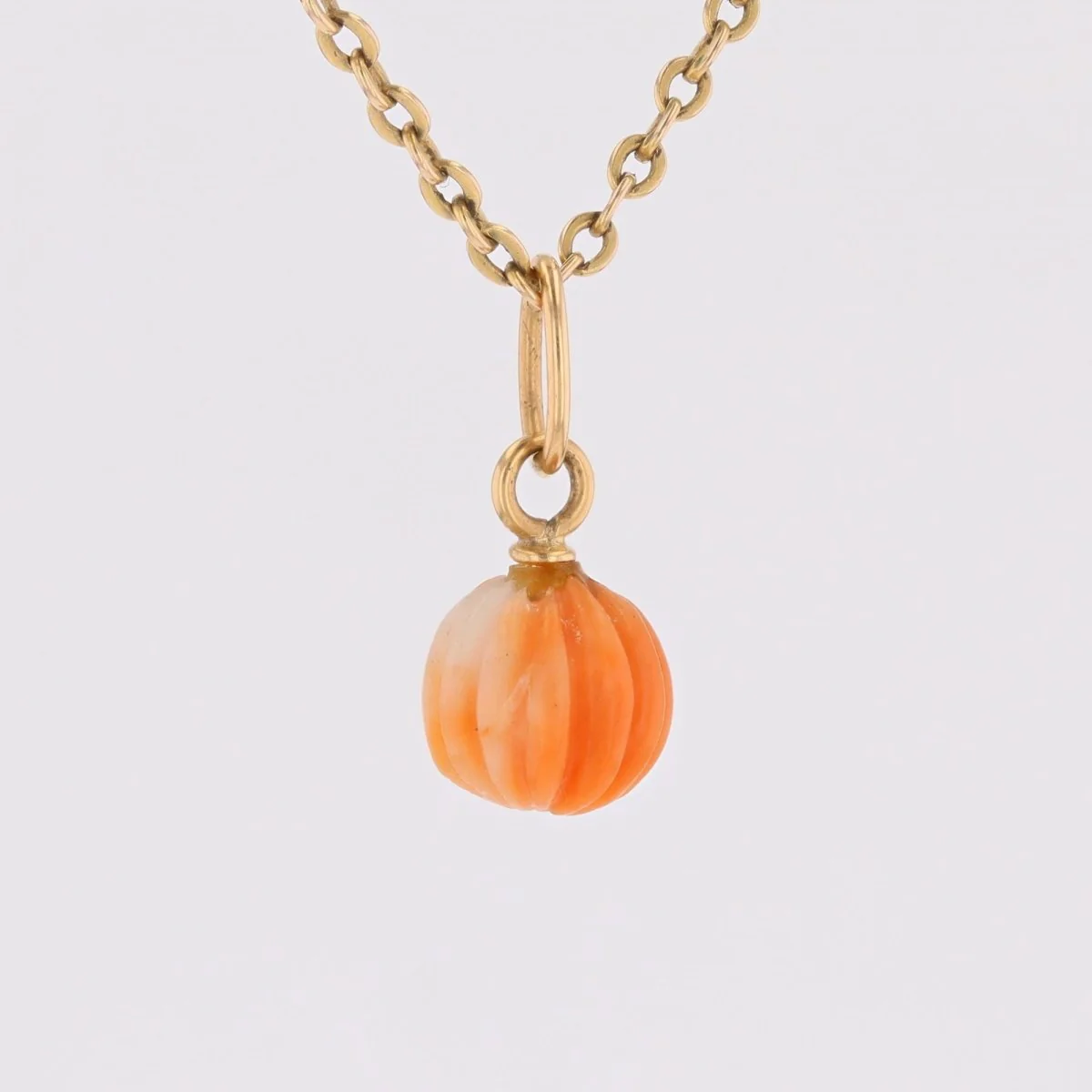 Pendentif en or jaune et corail gravé - Image 4