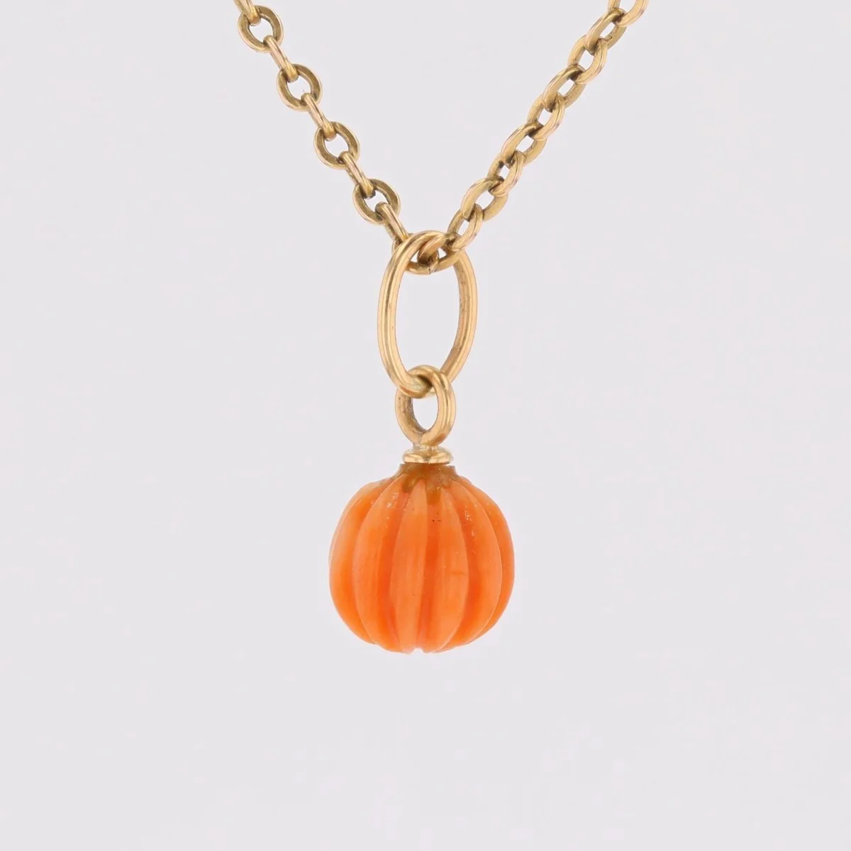Pendentif en or jaune et corail gravé - Image 5