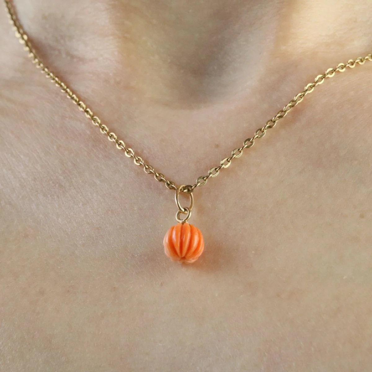 Pendentif en or jaune et corail gravé - Image 6