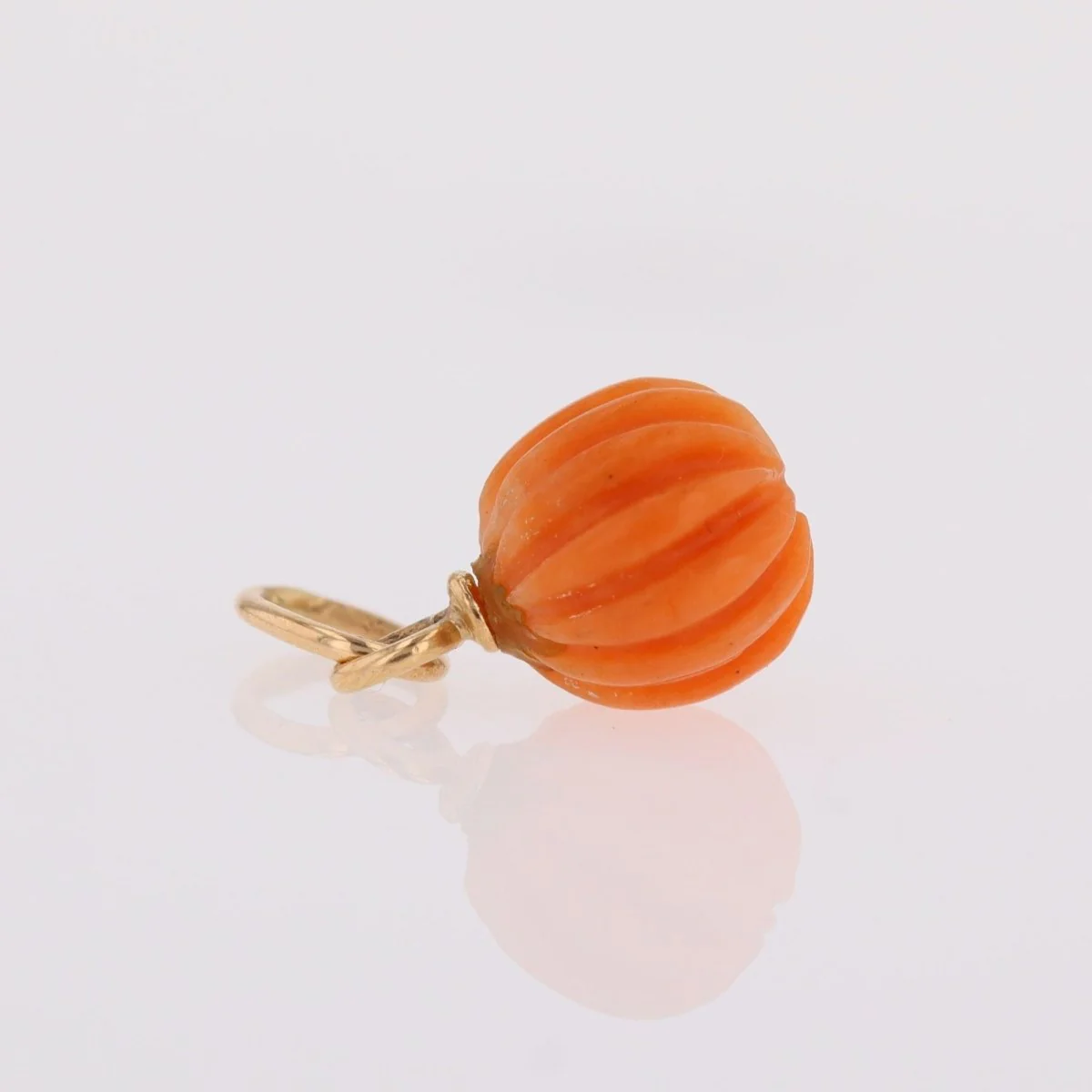 Pendentif en or jaune et corail gravé - Image 7
