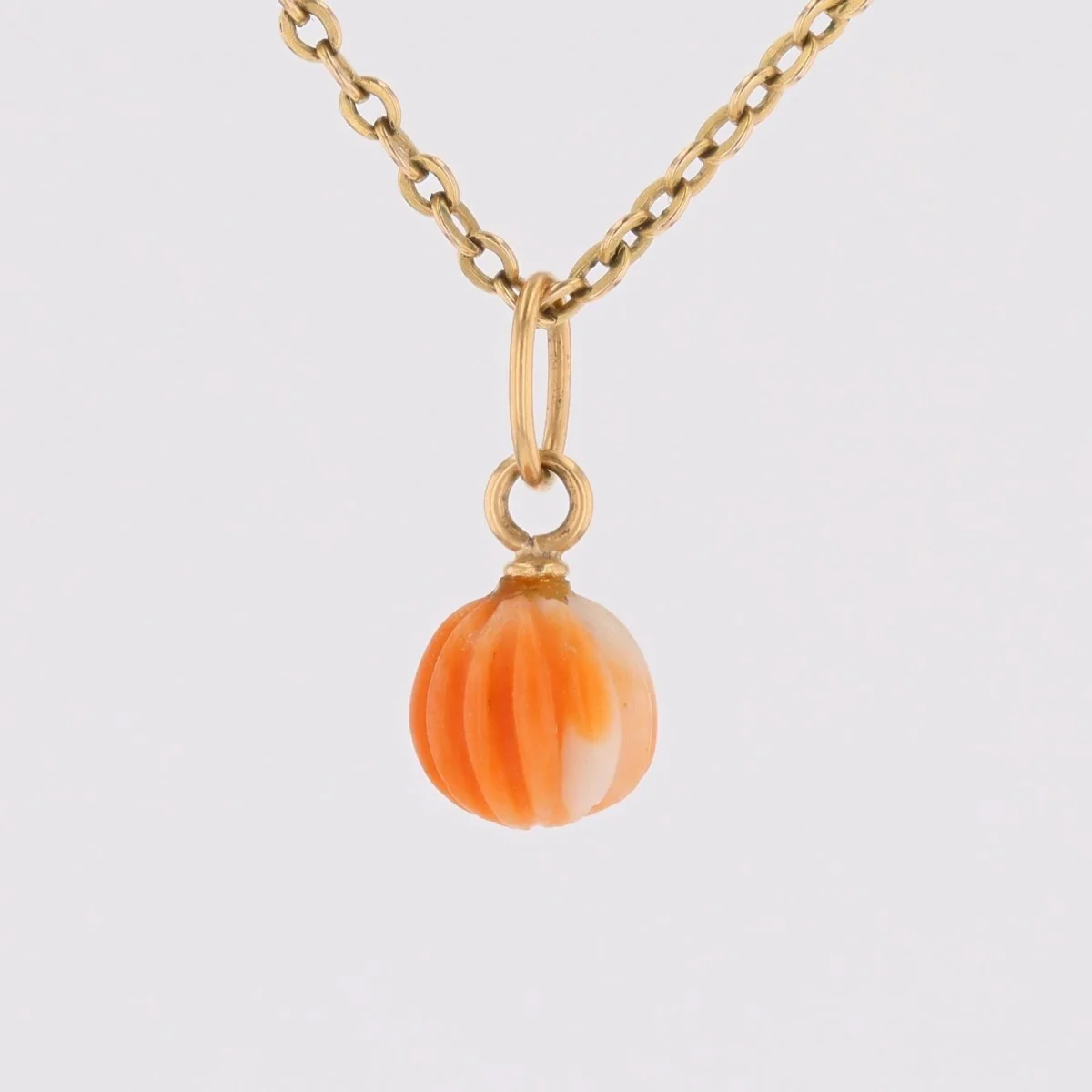 Pendentif en or jaune et corail gravé - Image 8