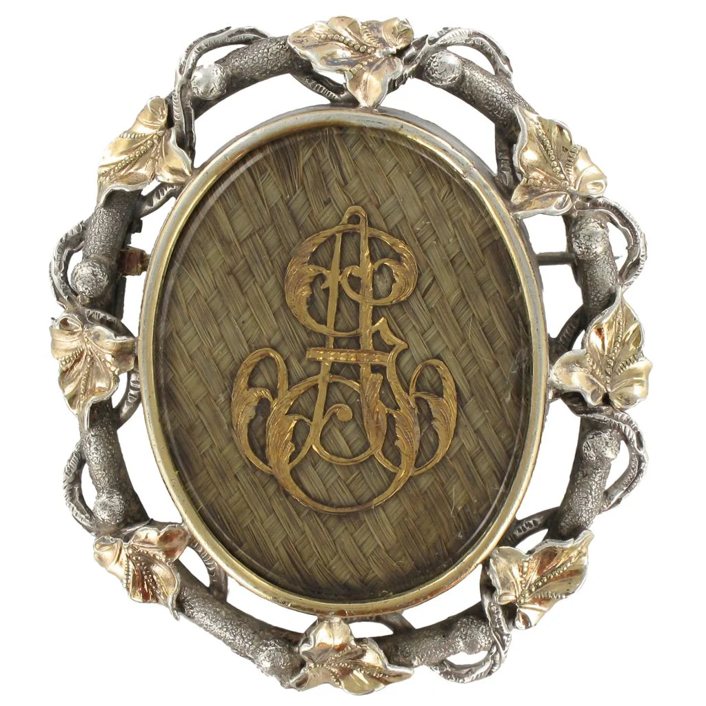 Broche Épingle en or jaune, argent et nacre