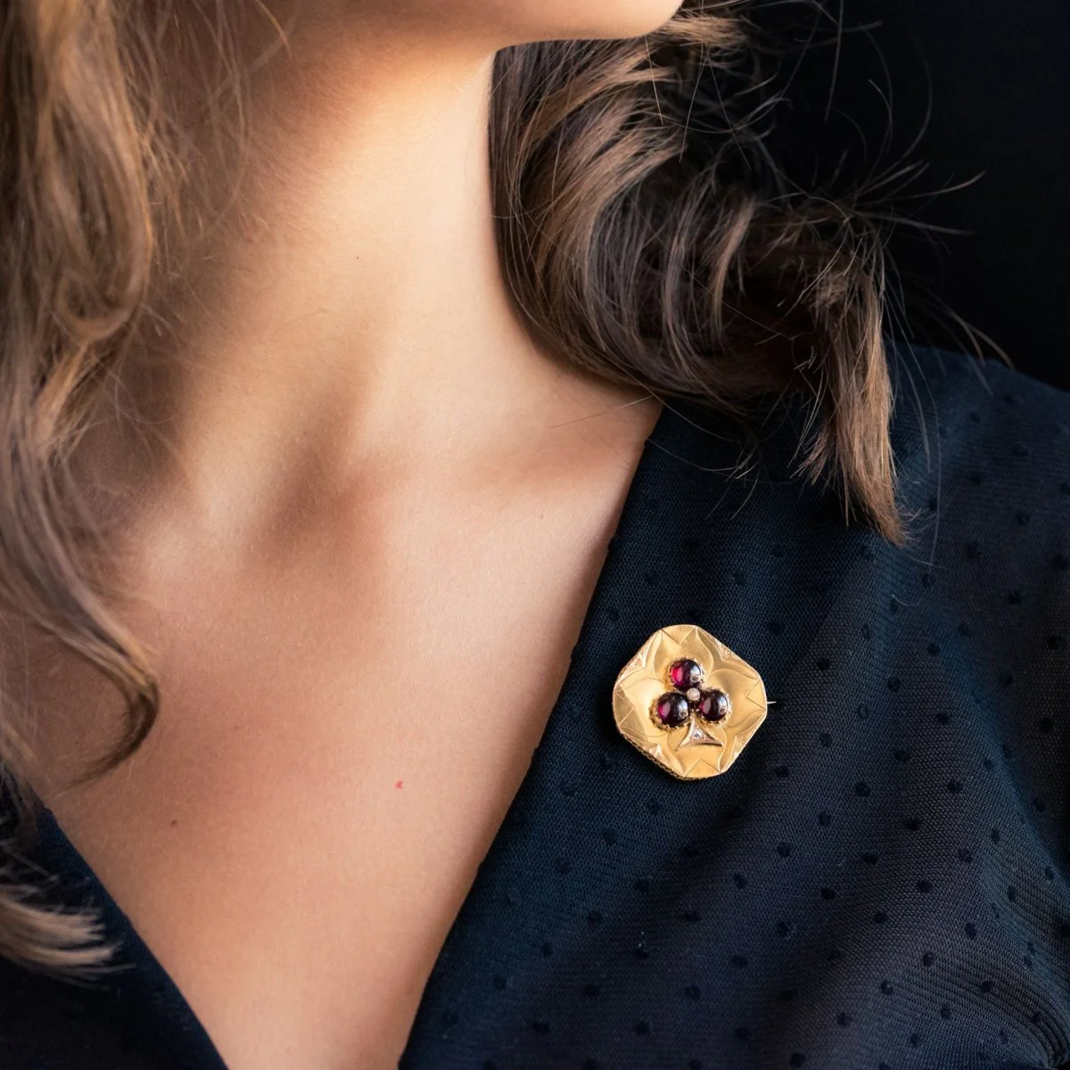Broche Épingle en or jaune, grenats, perle et diamant - Image 2