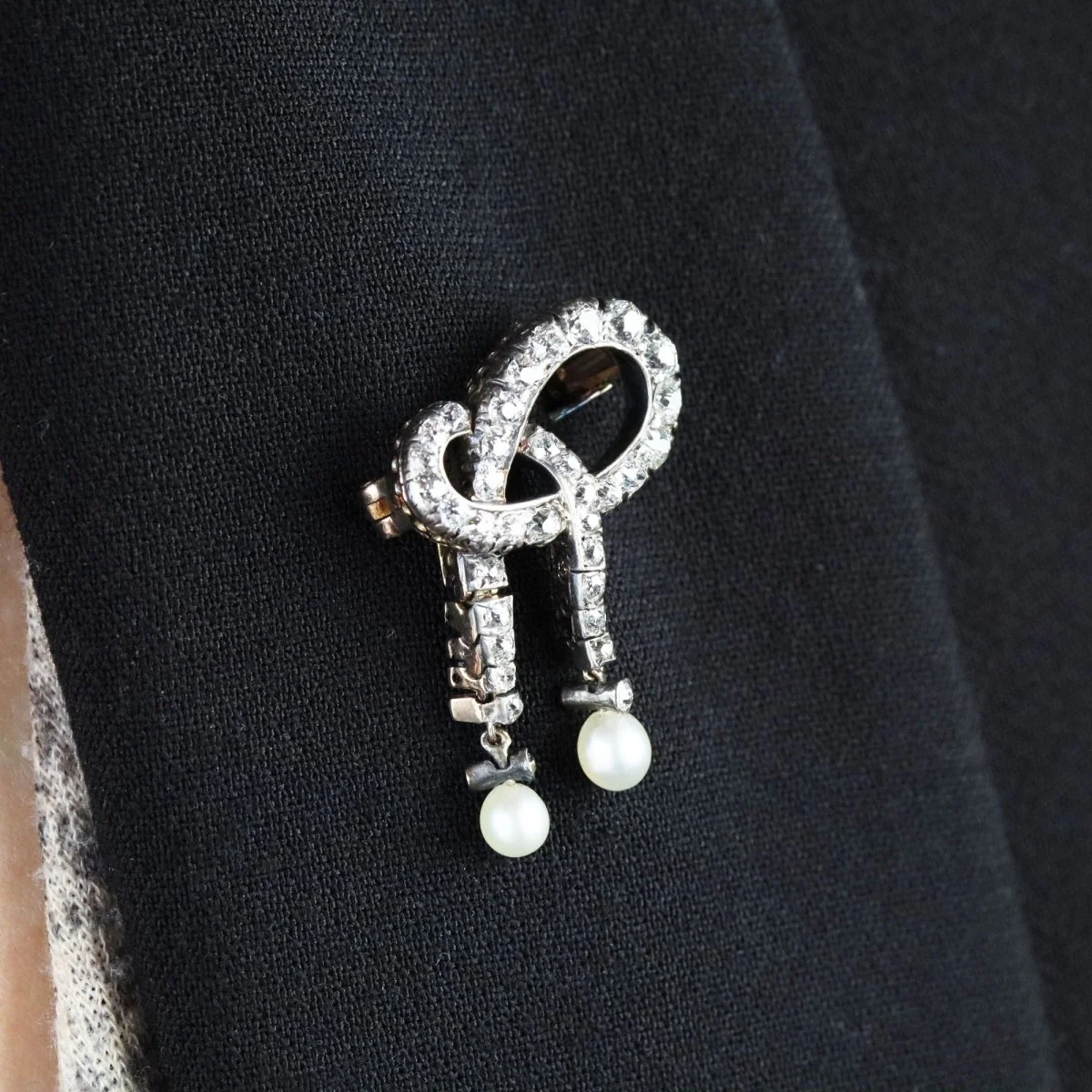 Broche Épingle en or rose, argent, perles et diamants - Image 2