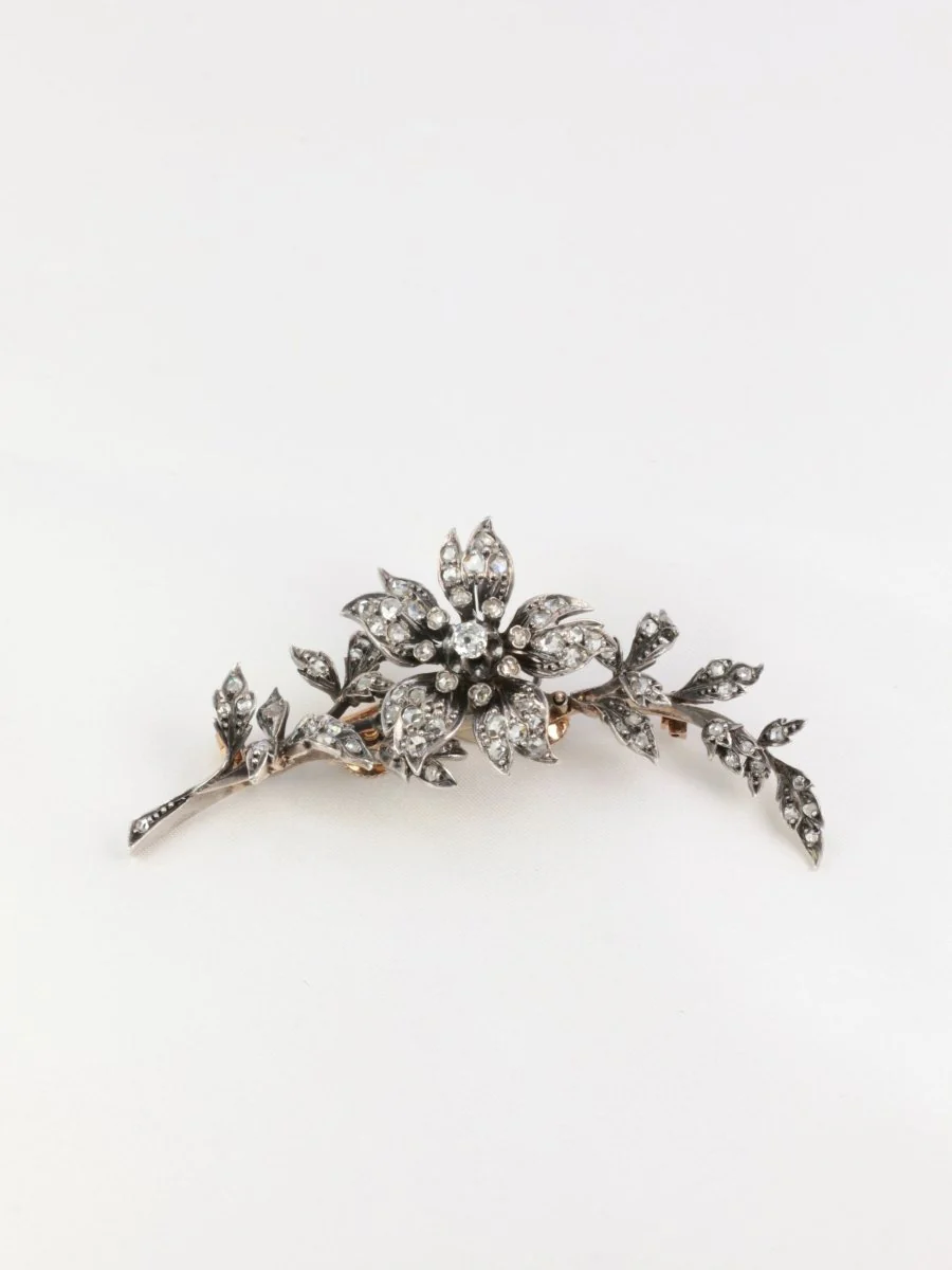Broche ancienne trembleuse en or, argent et diamants