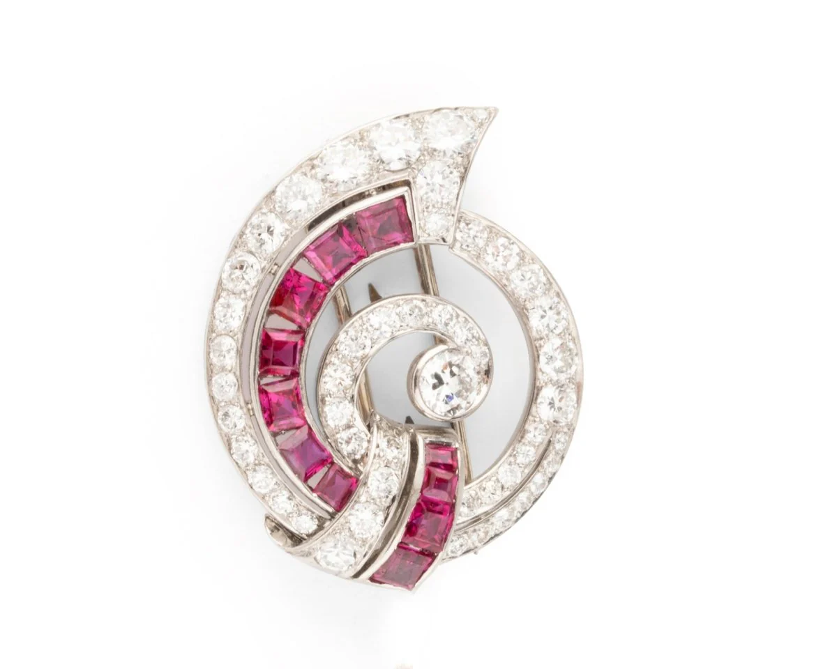 Broche Art déco Clip en or blanc, diamants et rubis