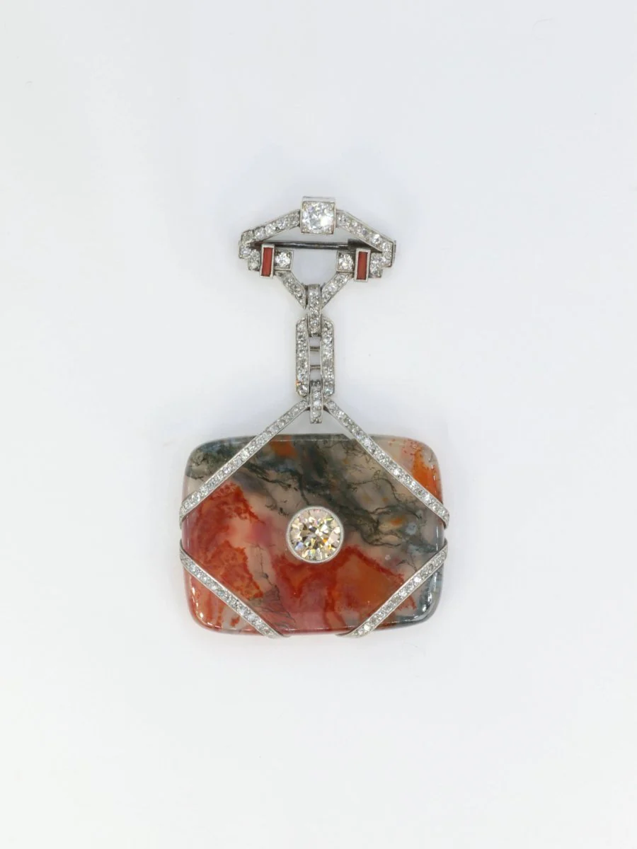 Broche Art-Déco en or, agate, corail et diamants