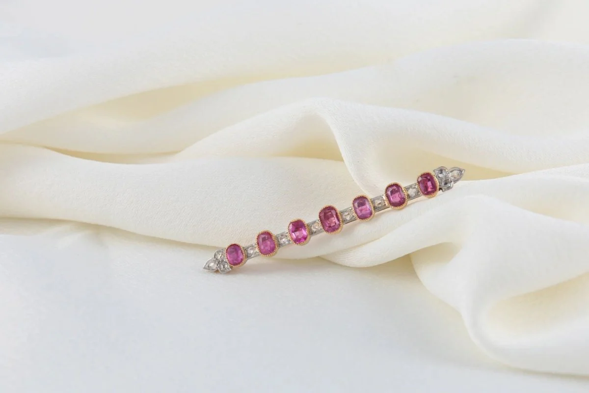Broche Barrette Ancienne en Or, Diamants et Saphirs Roses