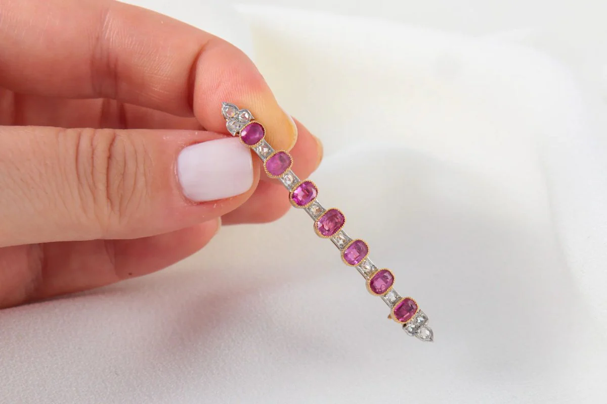Broche Barrette Ancienne en Or, Diamants et Saphirs Roses - Image 7