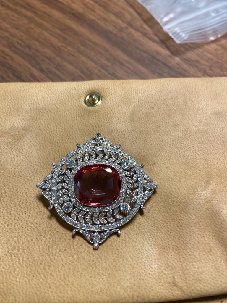 Broche Belle époque en platine et or jaune ornée d'un spinelle