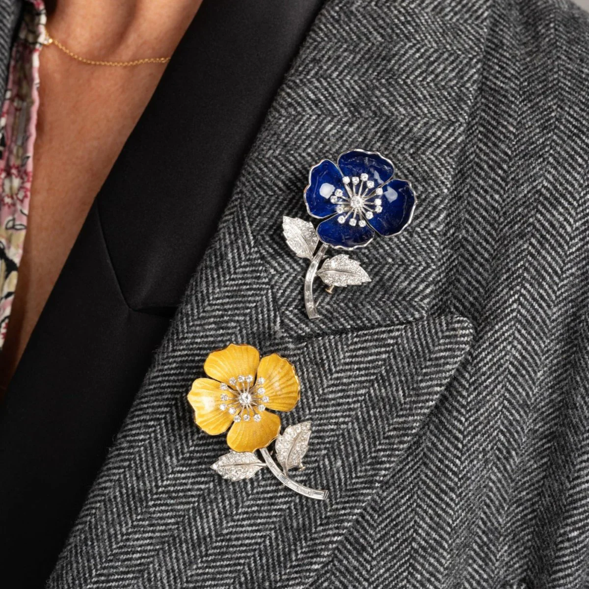 Broche Clip BOUCHERON "Églantine" en or blanc, platine, émail jaune et diamants - Image 2