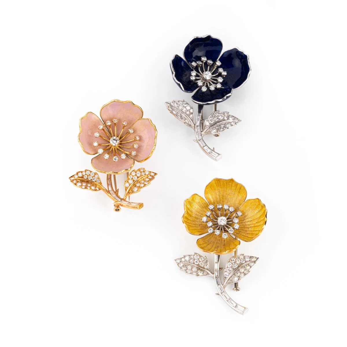 Broche BOUCHERON "Eglantine" en or jaune, émail rose et diamants - Image 6