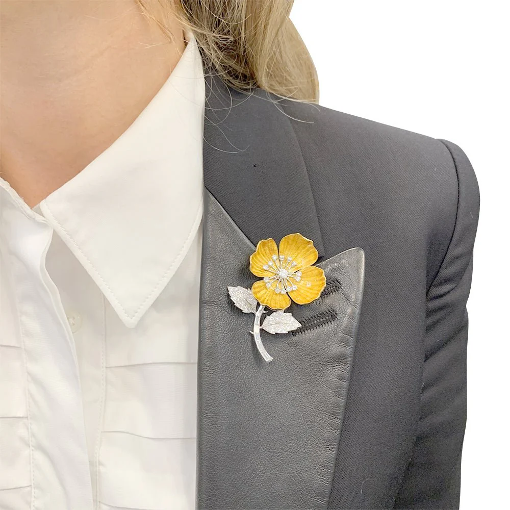 Broche BOUCHERON "Eglantine" en or blanc, platine, émail et diamants - Image 2