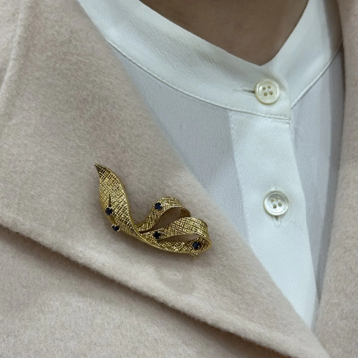 Broche BOUCHERON en or jaune et saphirs - Image 2