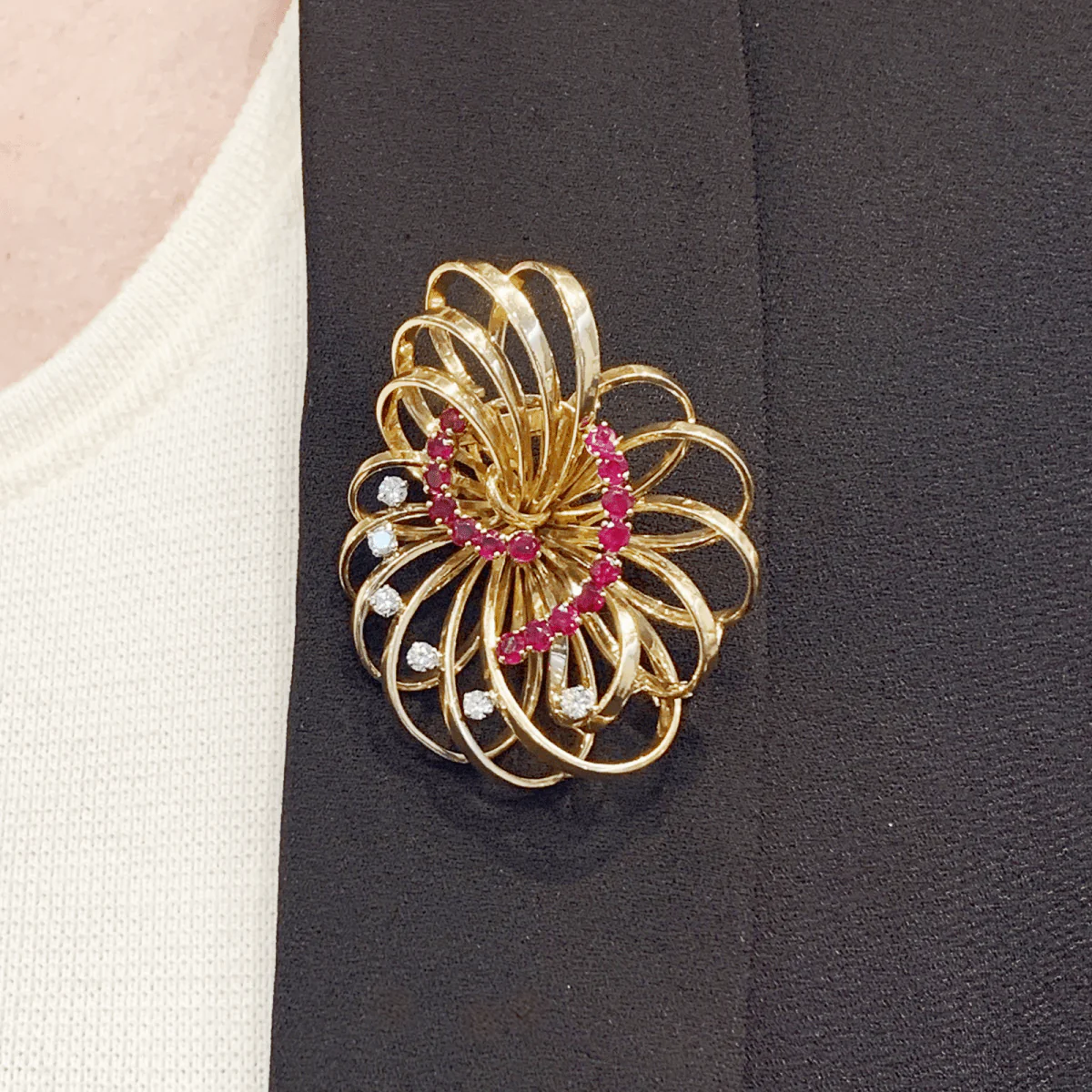 Broche BOUCHERON en or jaune, platine, rubis et diamants. - Image 2