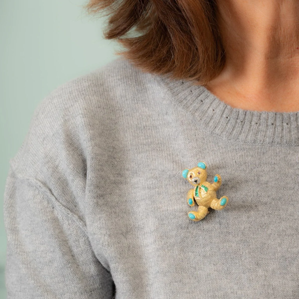 Broche Clip BOUCHERON Ours en or jaune, saphir, rubis, émeraudes, turquoises et diamants - Image 2