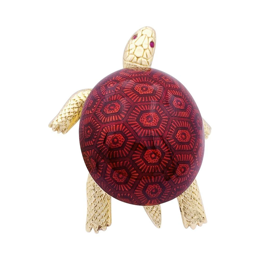 Broche BOUCHERON Tortue en or jaune, émail et rubis