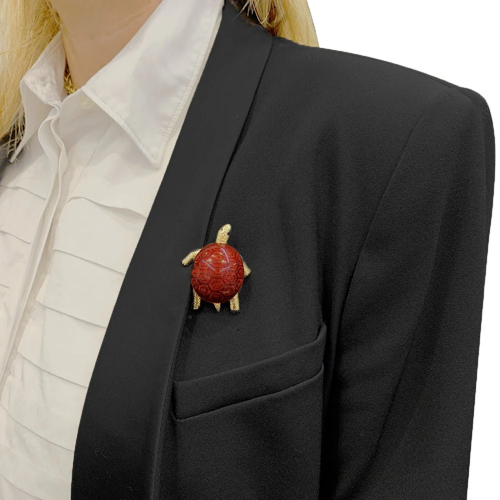 Broche BOUCHERON Tortue en or jaune, émail et rubis - Image 2