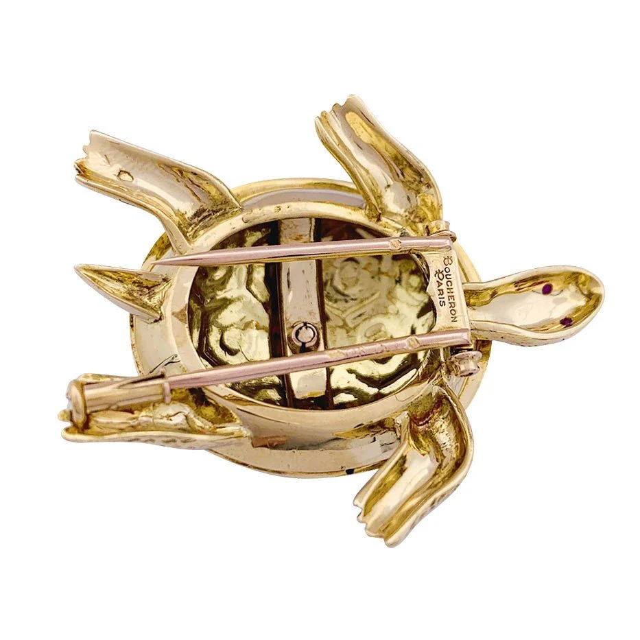 Broche BOUCHERON Tortue en or jaune, émail et rubis - Image 3