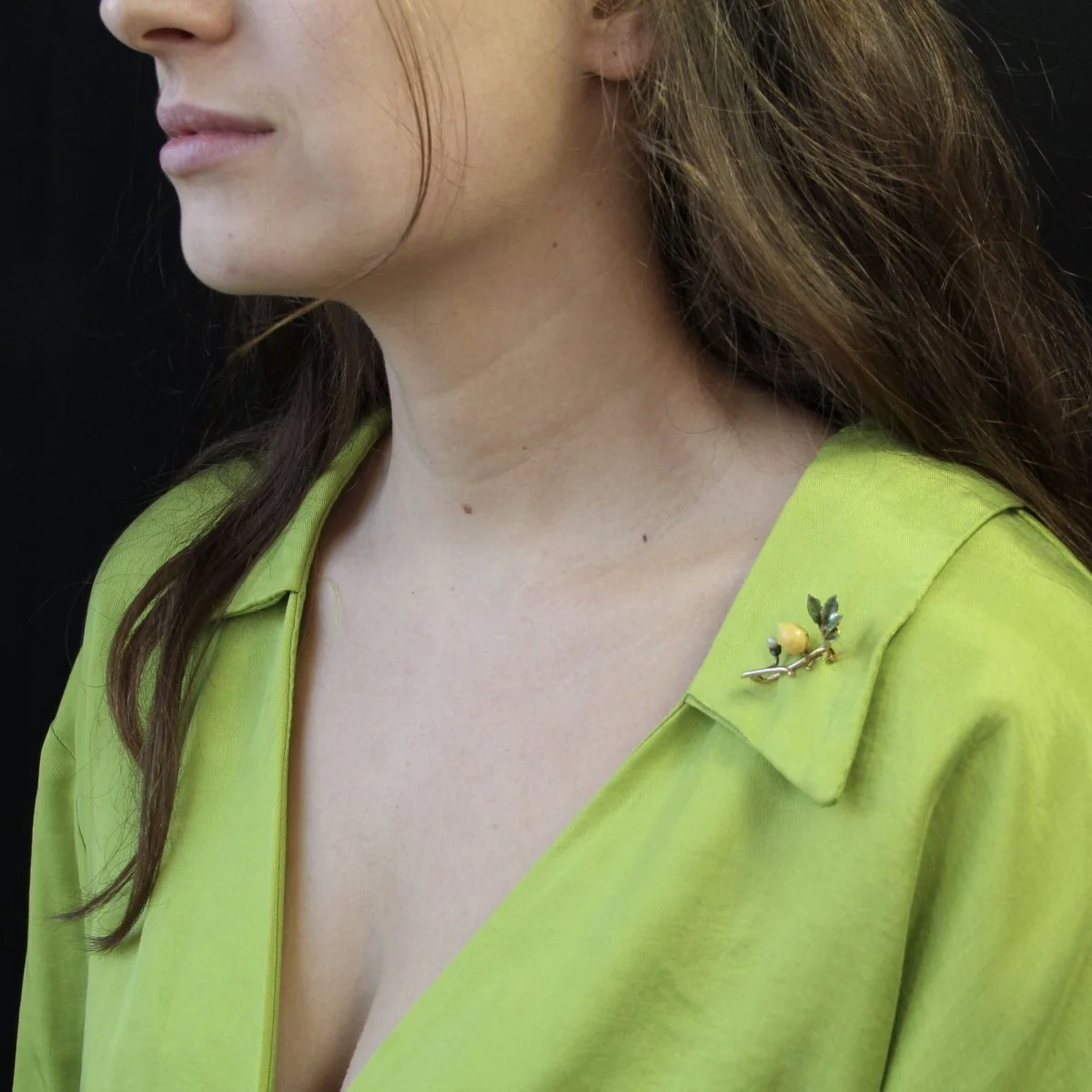 Broche Épingle en or jaune, perles et émail - Image 2