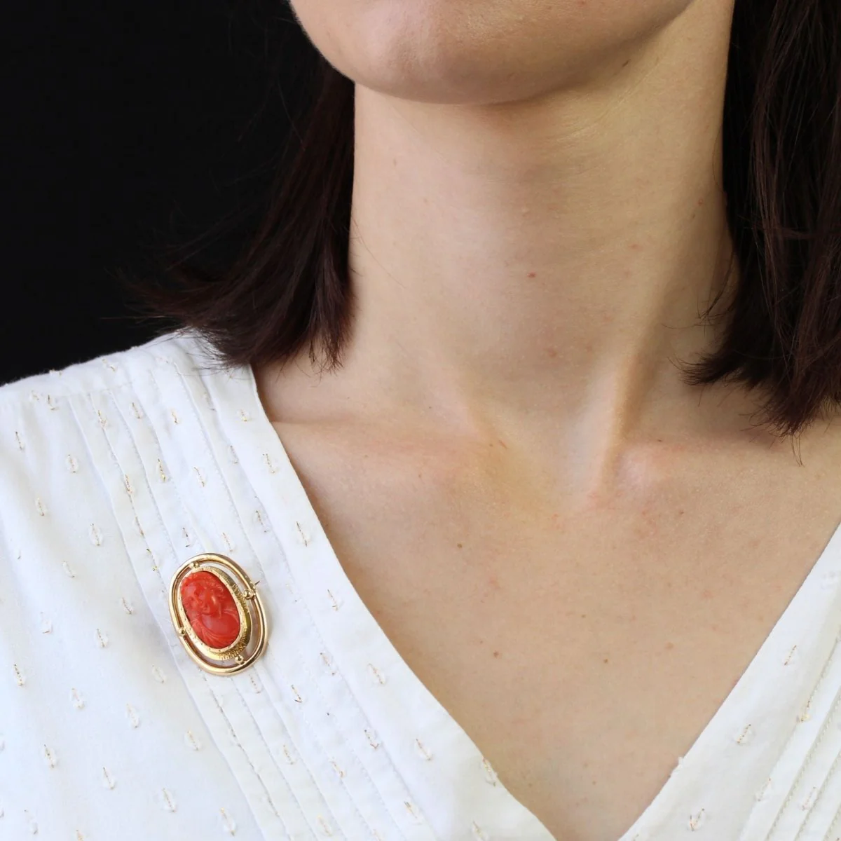 Broche Camée en or jaune et corail - Image 2