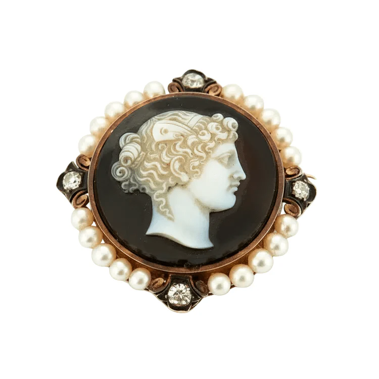 Broche Camée en or jaune, argent, calcédoine, perles et diamants