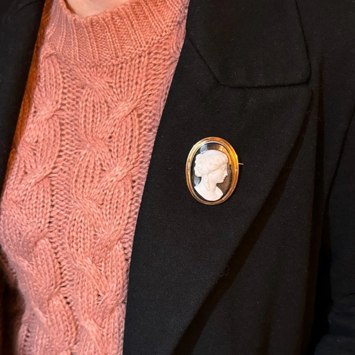 Broche Camée en or jaune et agate - Image 2