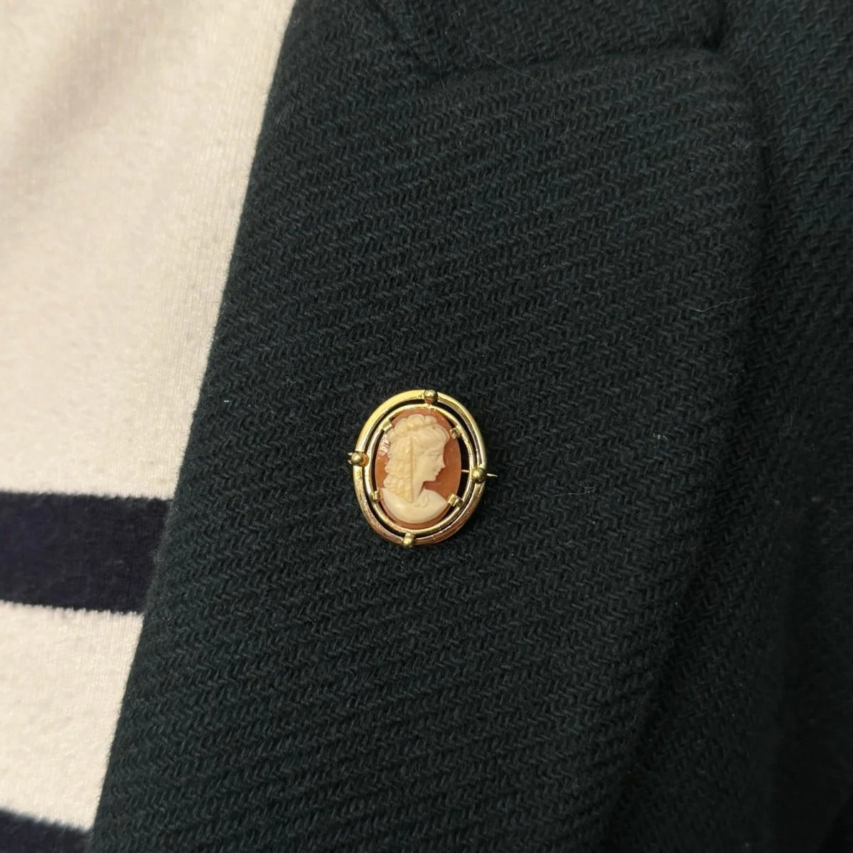 Broche Camée en or jaune - Image 2