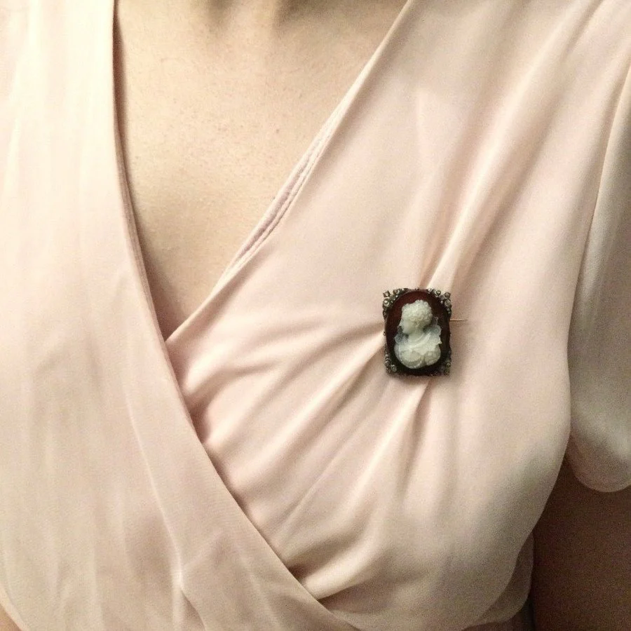 Broche Camée en or rose, cornaline et diamants - Image 2