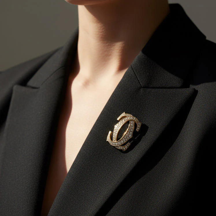 Cartier - Broche Vintage - Motif Double C - Or jaune et Diamants - Image 2