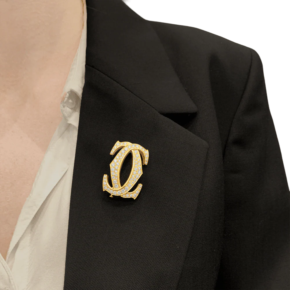 Broche CARTIER "Double C" en or jaune et diamants - Image 2