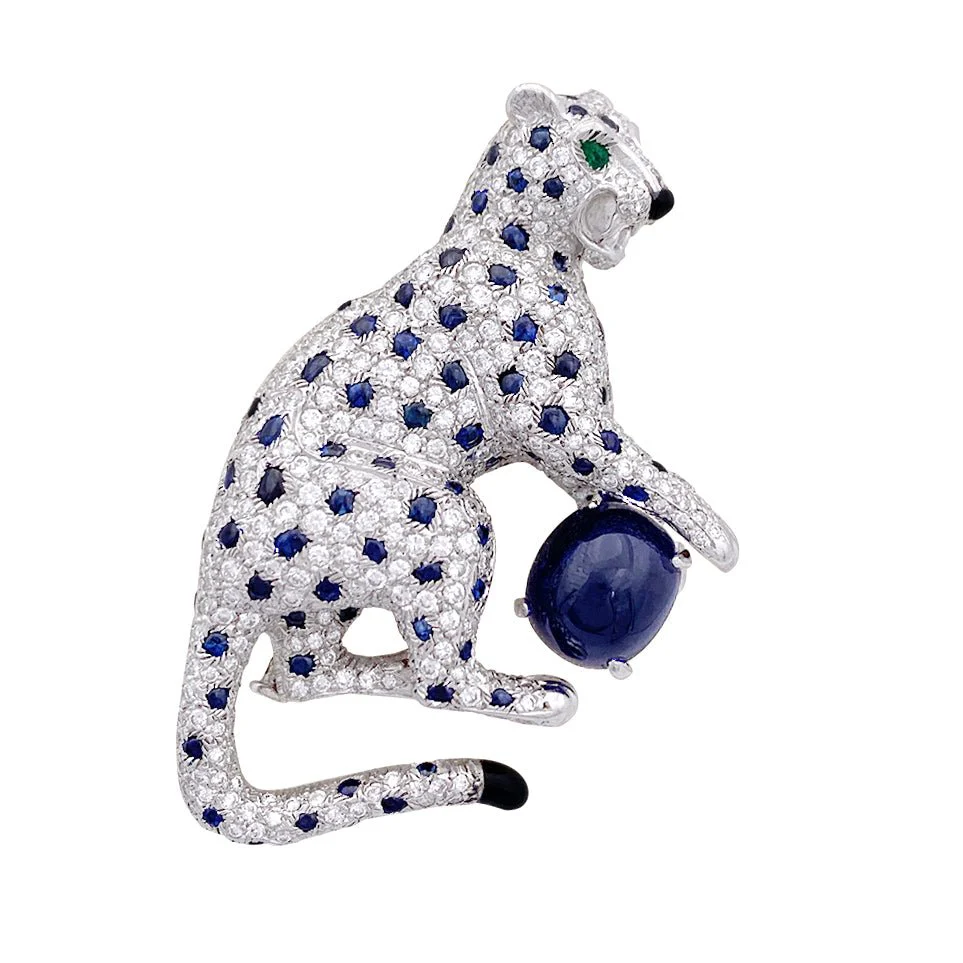 Broche CARTIER "Nefertari Panthère" en platine, émail, émeraudes, saphirs et diamants