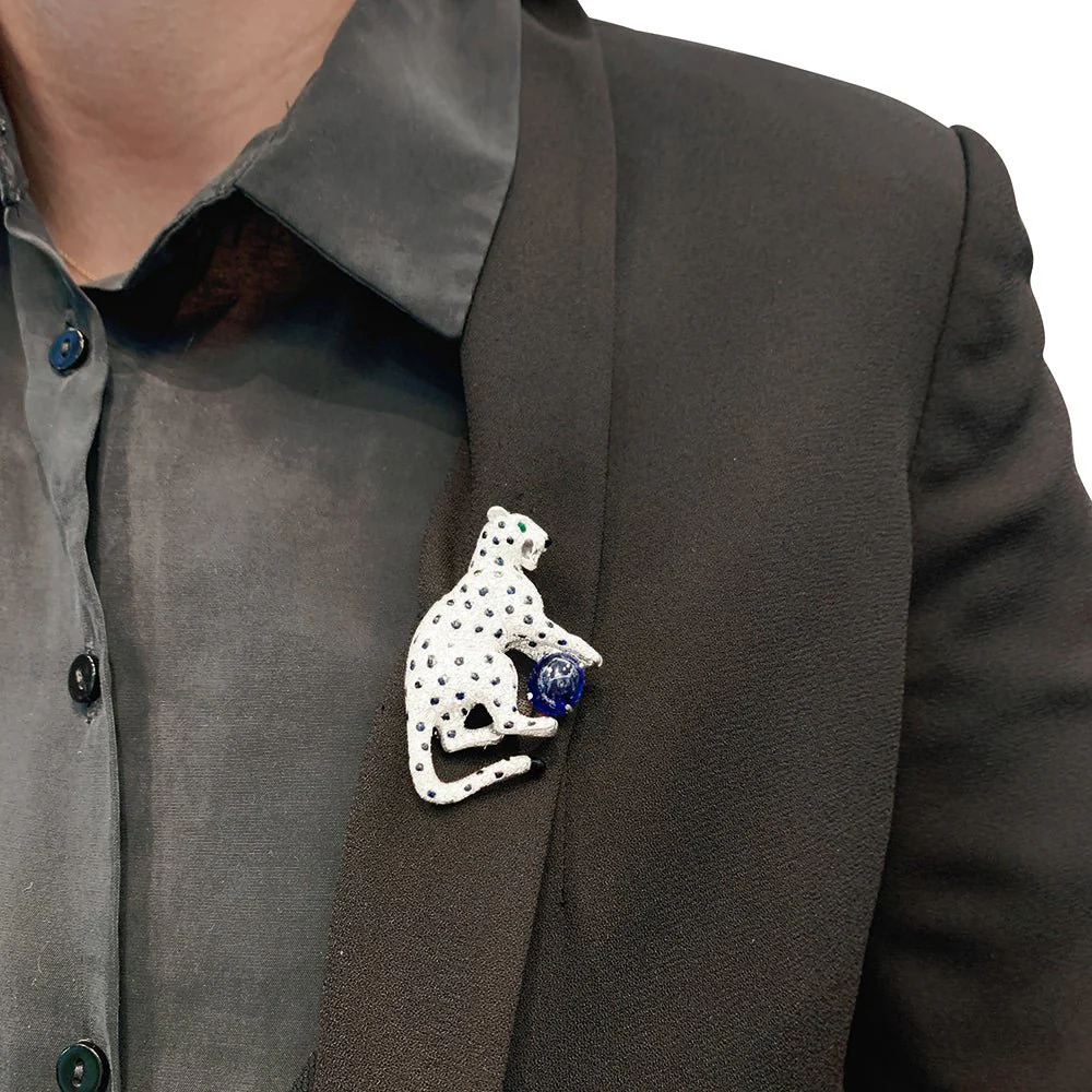 Broche CARTIER "Nefertari Panthère" en platine, émail, émeraudes, saphirs et diamants - Image 2