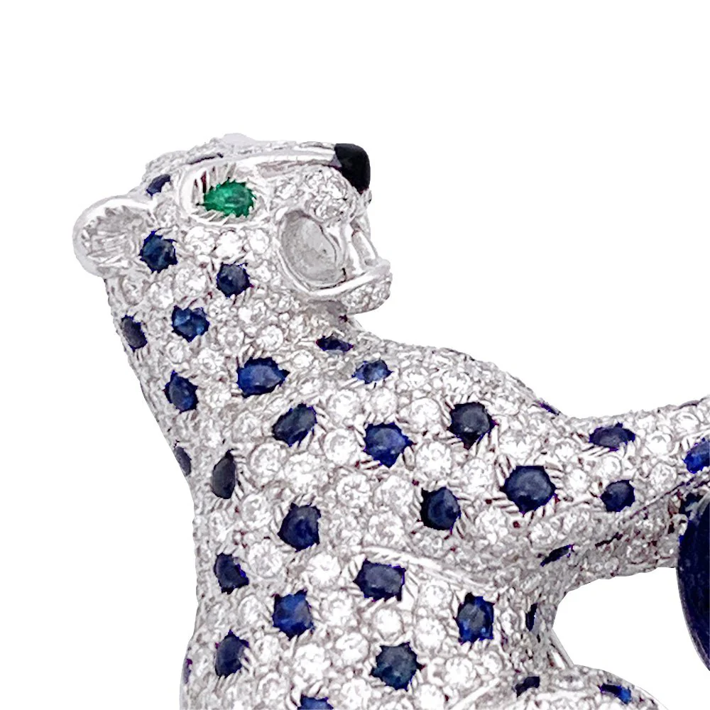 Broche CARTIER "Nefertari Panthère" en platine, émail, émeraudes, saphirs et diamants - Image 3