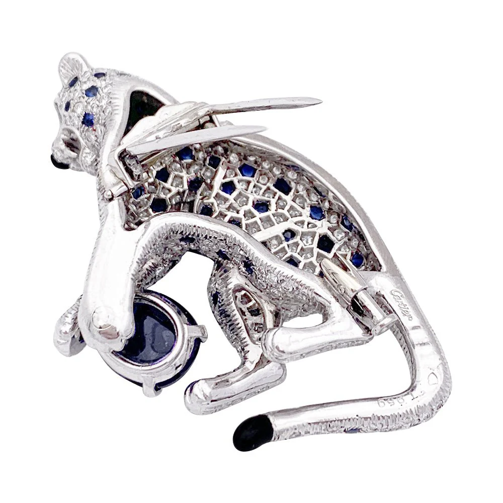 Broche CARTIER "Nefertari Panthère" en platine, émail, émeraudes, saphirs et diamants - Image 9
