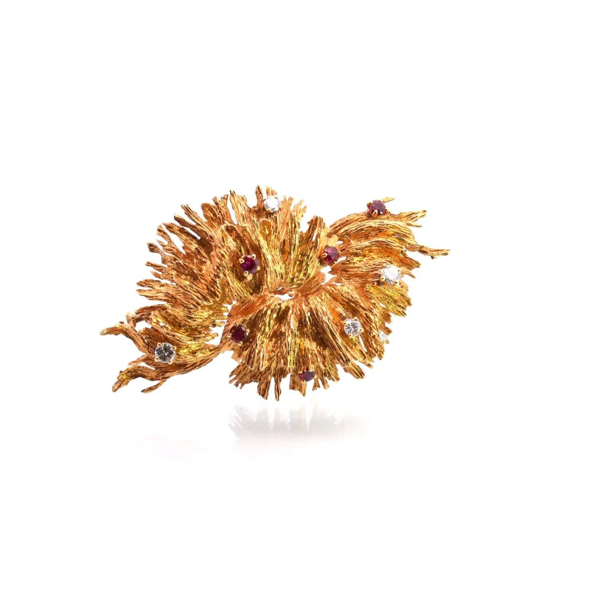 Broche CHAUMET en or jaune, rubis et diamants - Image 2