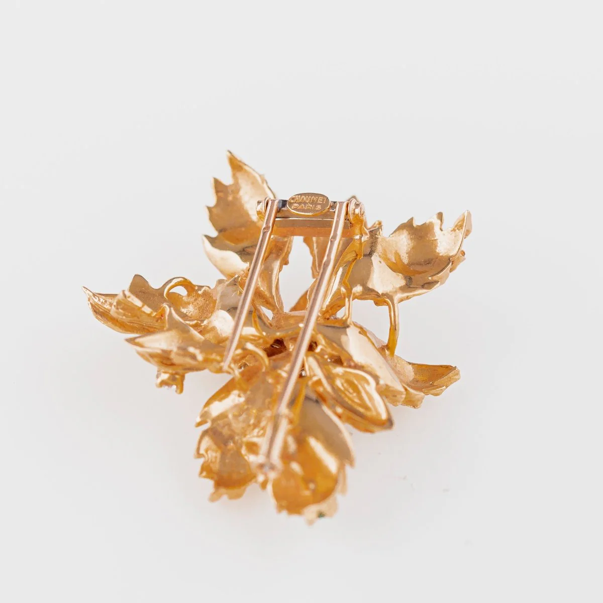 Broche CHAUMET "Feuillage" en or jaune, diamants et émeraudes - Image 2