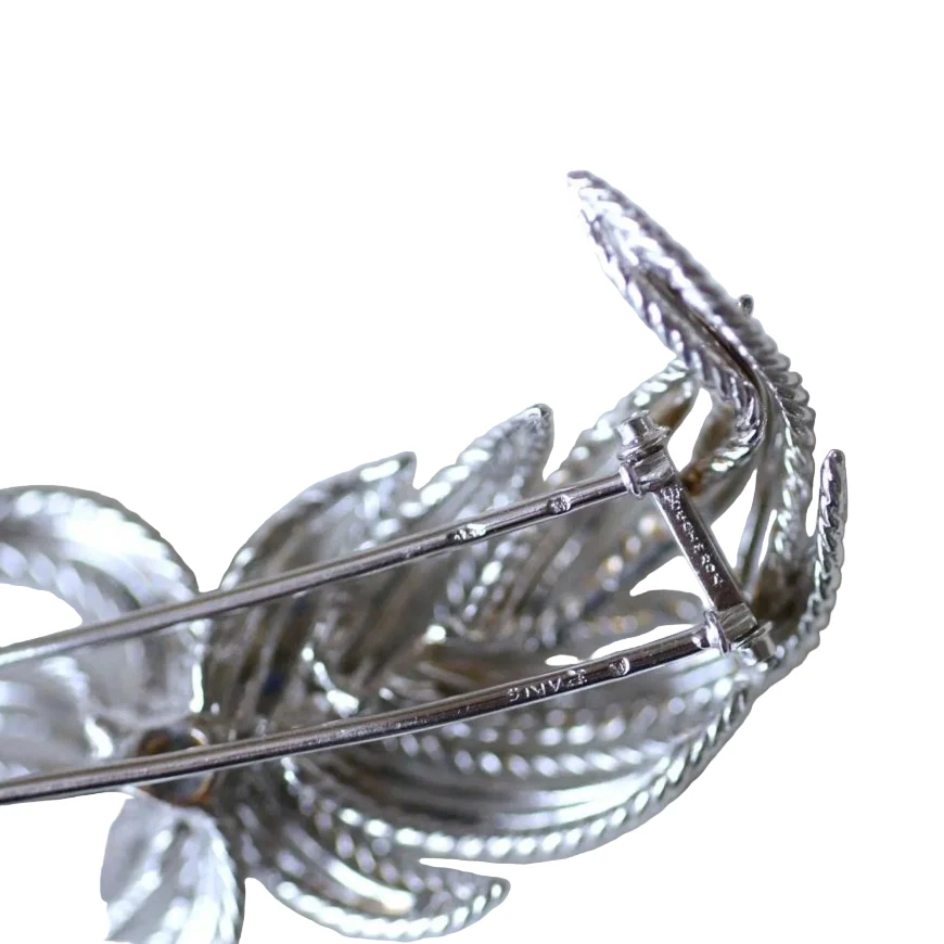 Broche Clip BOUCHERON en or blanc, platine, saphirs et diamants - Image 5