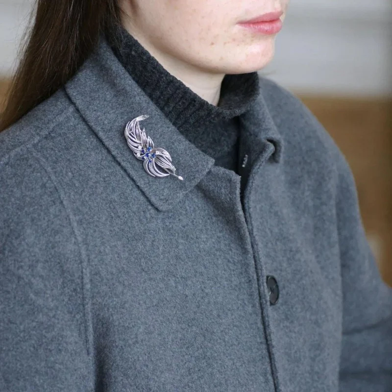 Broche Clip BOUCHERON en or blanc, platine, saphirs et diamants - Image 6
