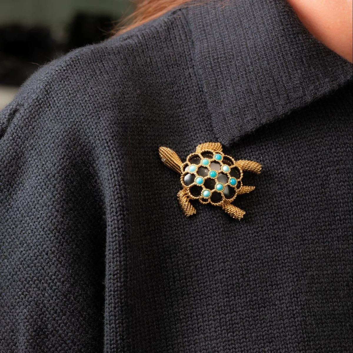 Broche Clip BOUCHERON Tortue en or jaune, turquoises et diamants - Image 2