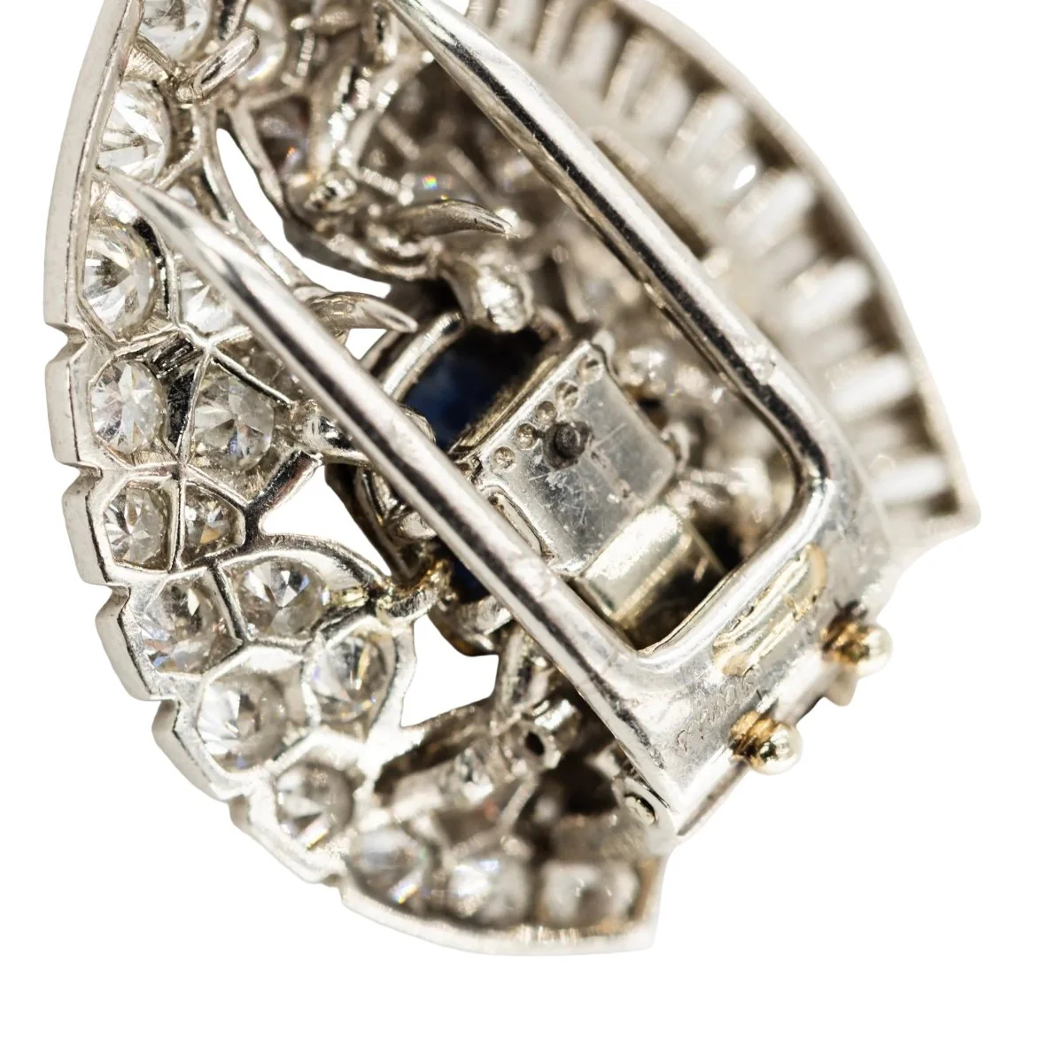 Broche Clip CARTIER en platine, saphir et diamants - Image 4