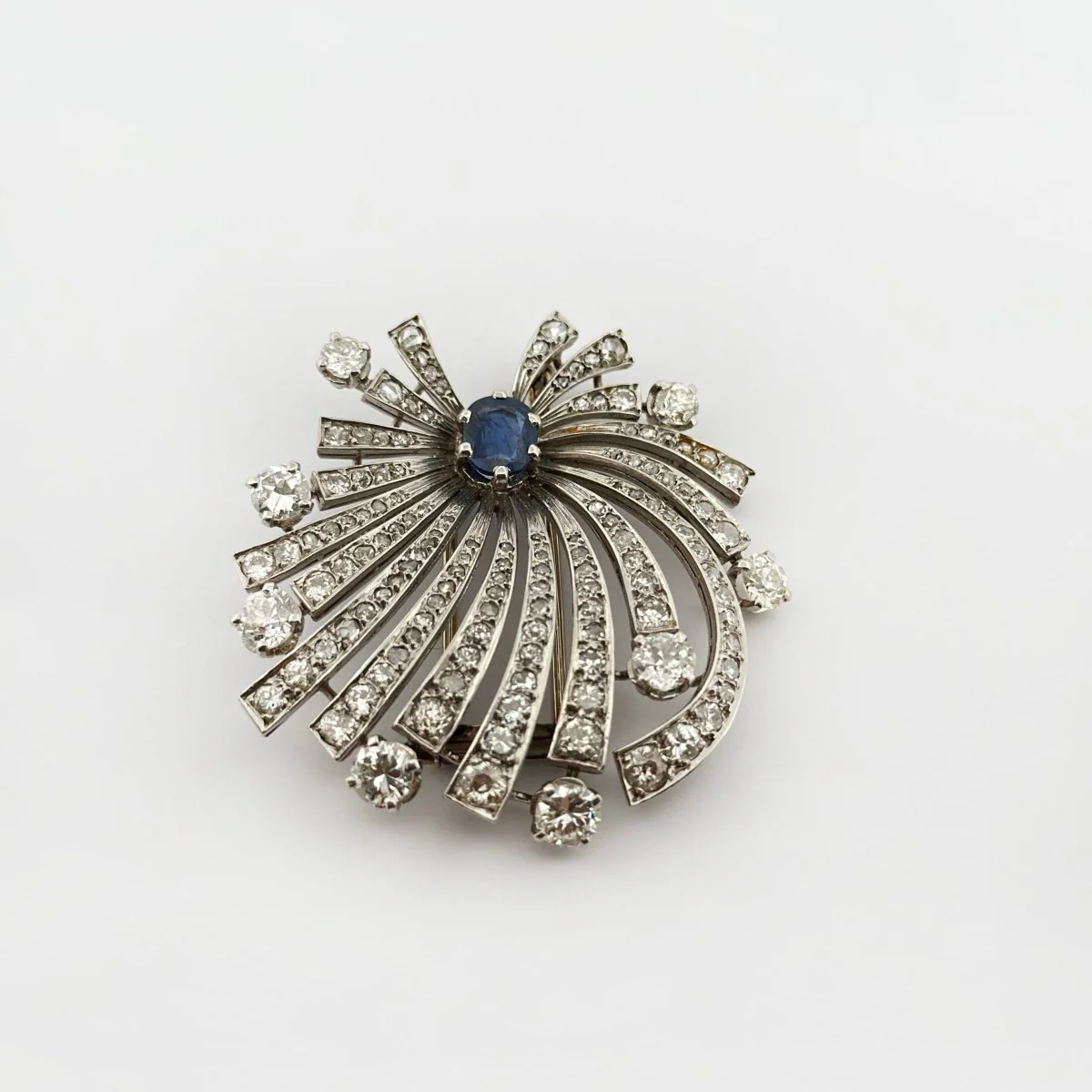 Broche Clip en or blanc, platine, saphir et diamants - Image 2